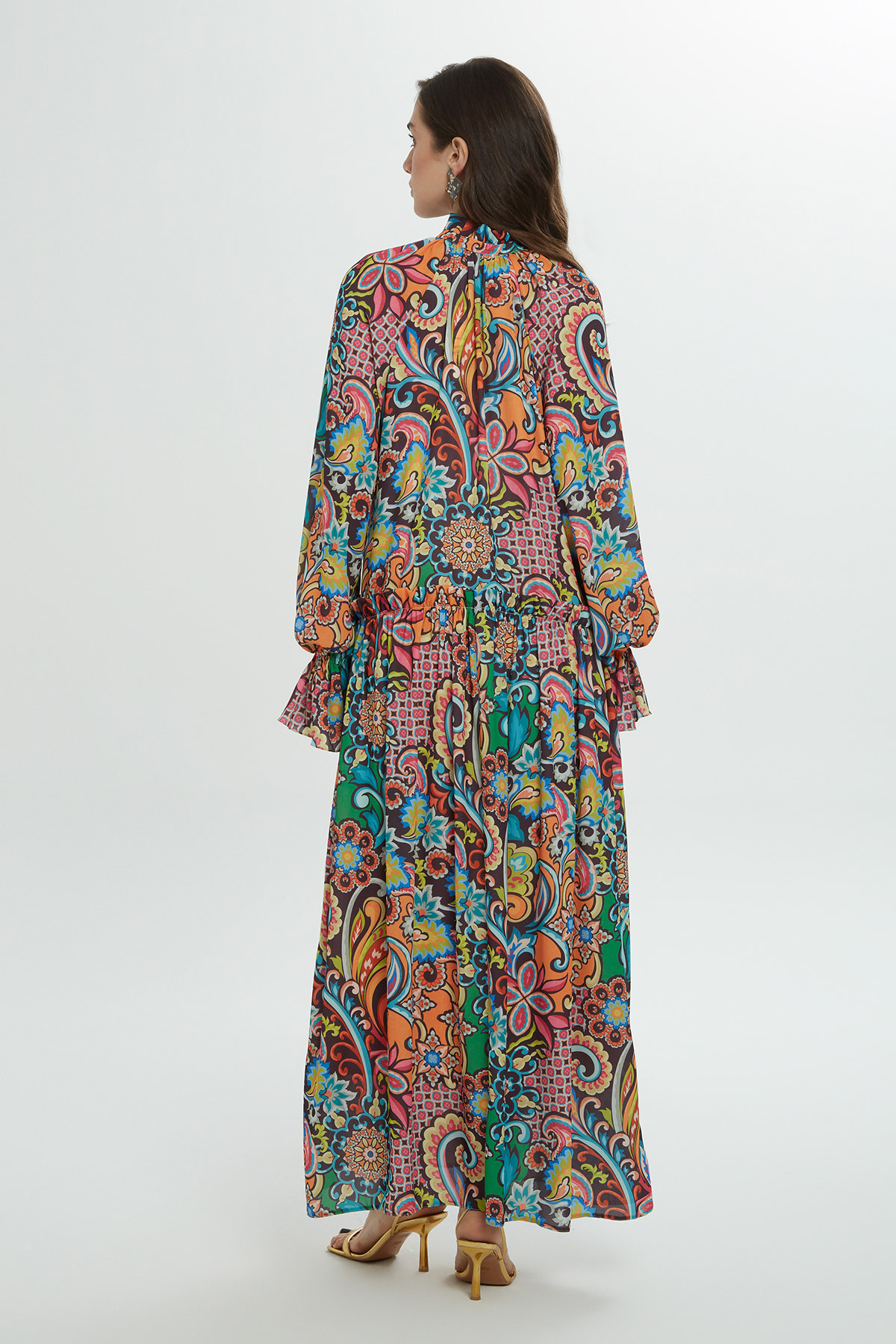 Volan Detaylı Yaka Bağlamalı Desenli Uzun Elbise