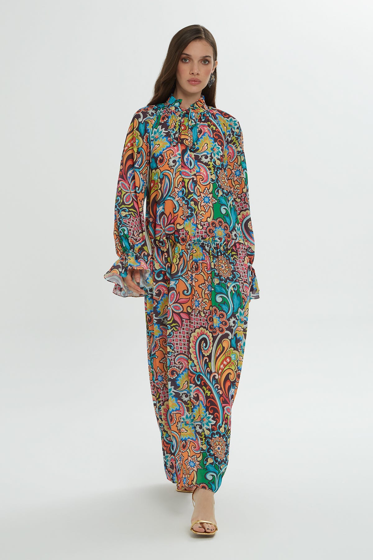 Volan Detaylı Yaka Bağlamalı Desenli Uzun Elbise