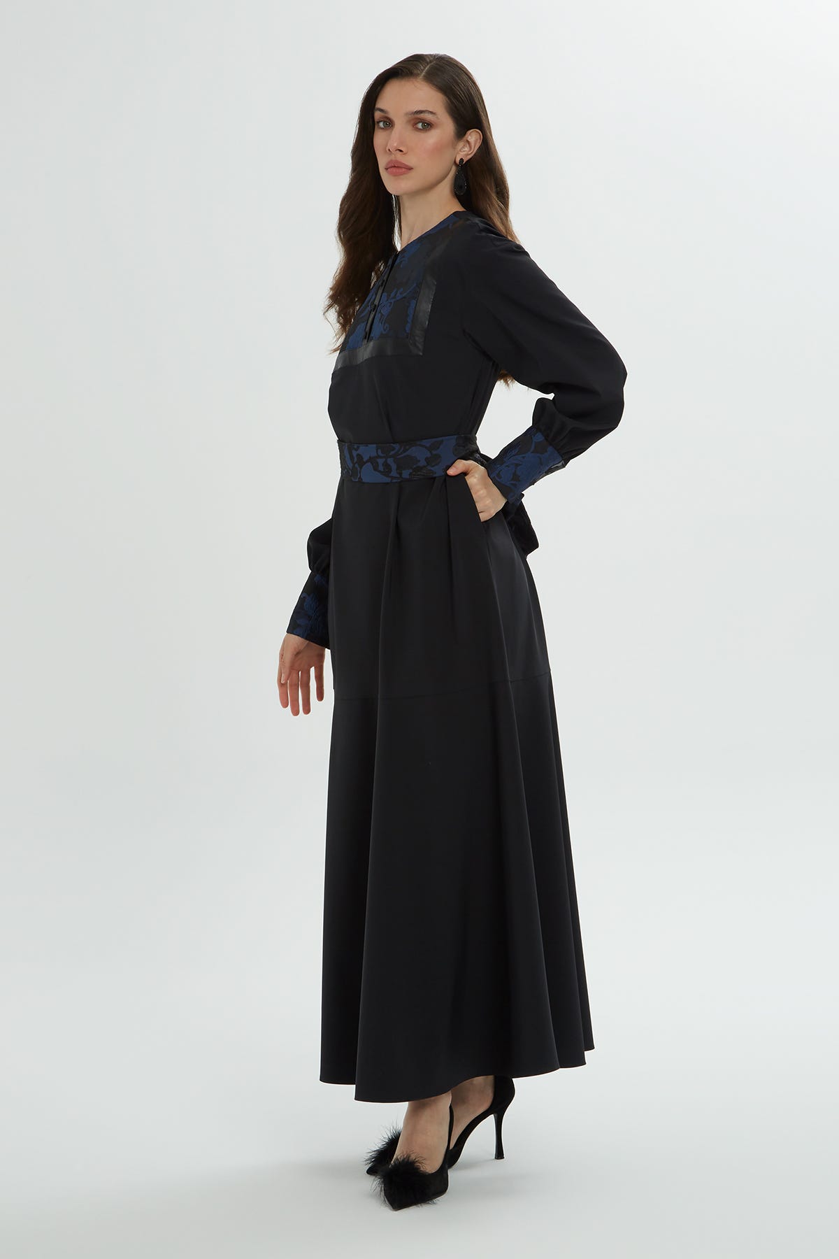 Bilekleri Yakası Ve Kemeri Desenli Uzun Elbise