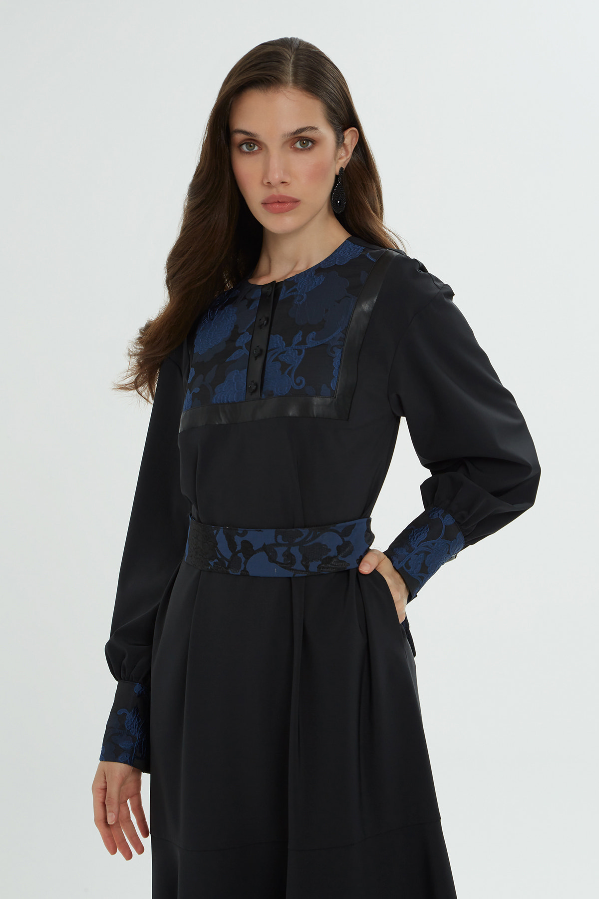 Bilekleri Yakası Ve Kemeri Desenli Uzun Elbise