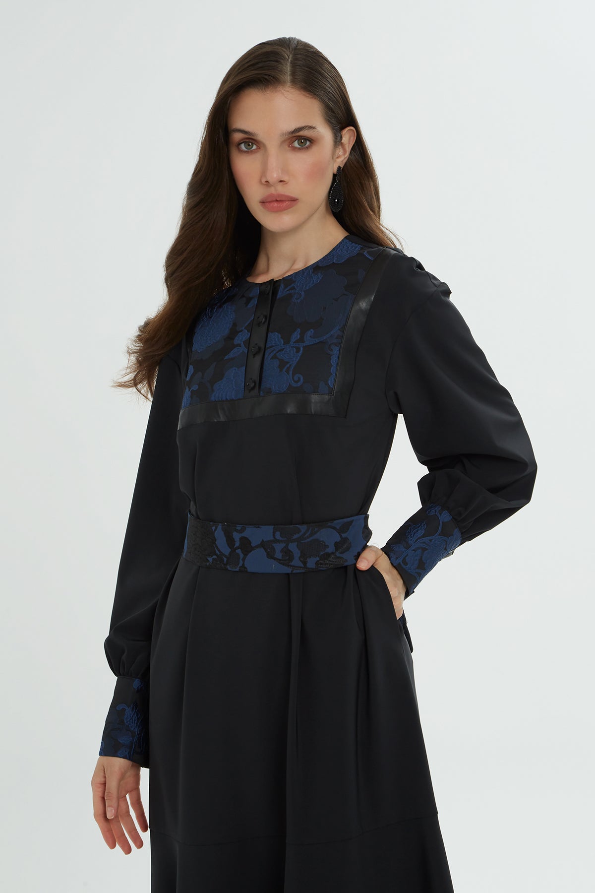 Bilekleri Yakası Ve Kemeri Desenli Uzun Elbise