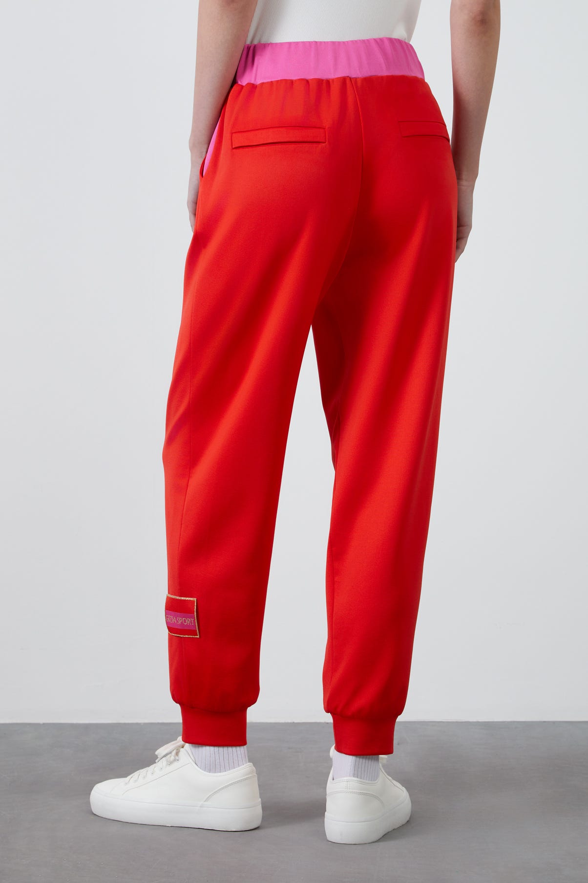 Paçası Etiket Detaylı Kontrast Renkli Pembe Eşofman Altı