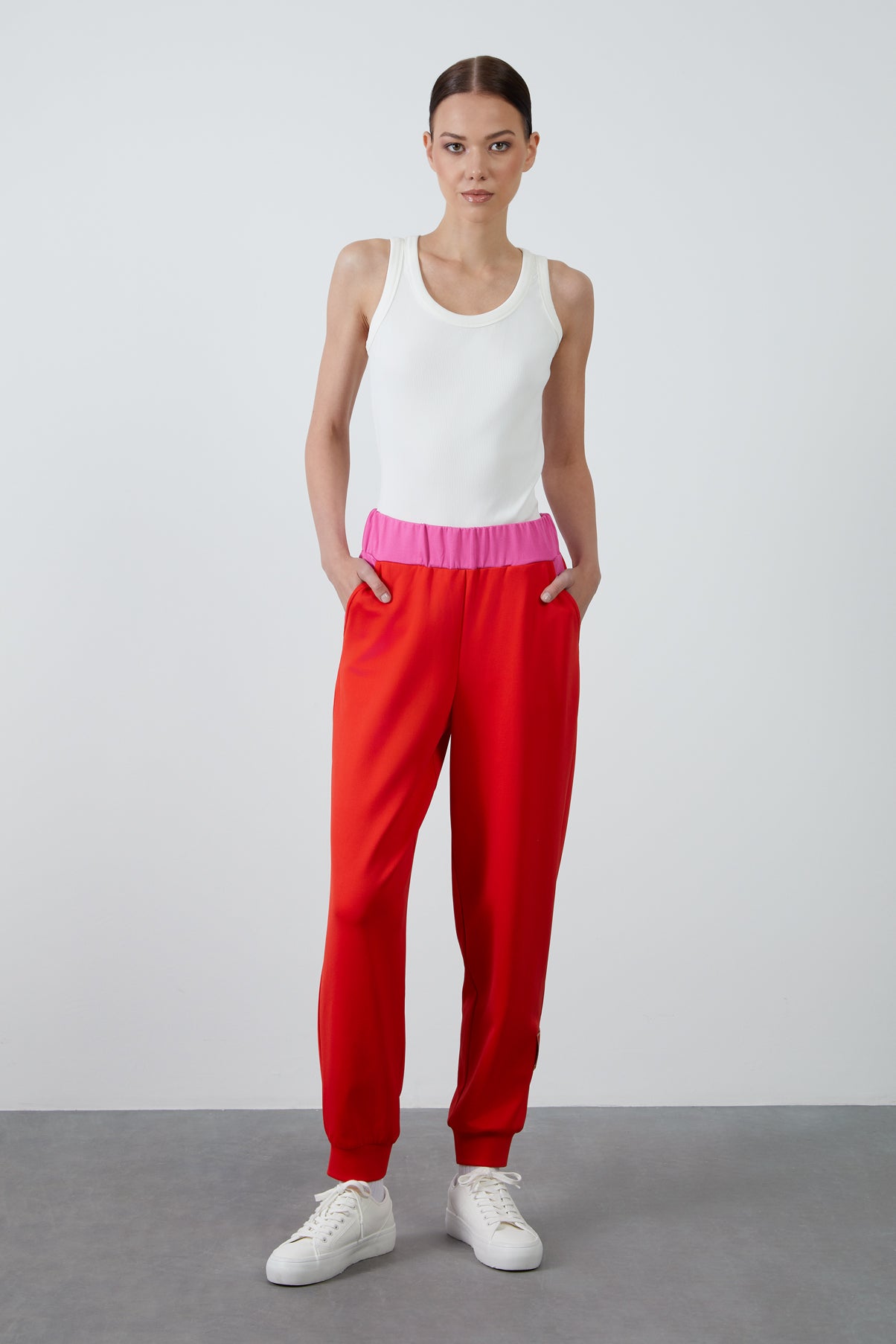 Paçası Etiket Detaylı Kontrast Renkli Pembe Eşofman