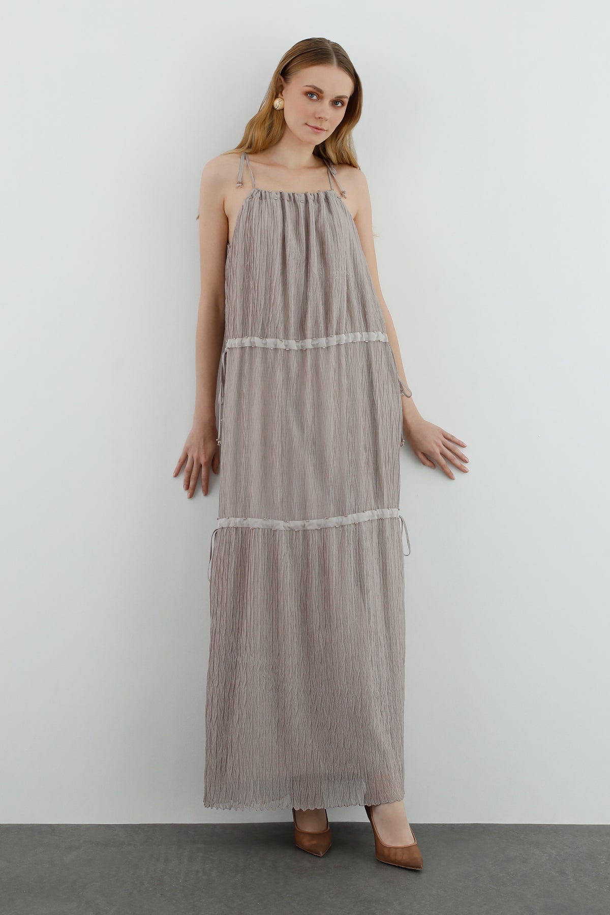 Boyundan Bağlamalı Büzülebilir Katmanlı Vizon Renk Elbise