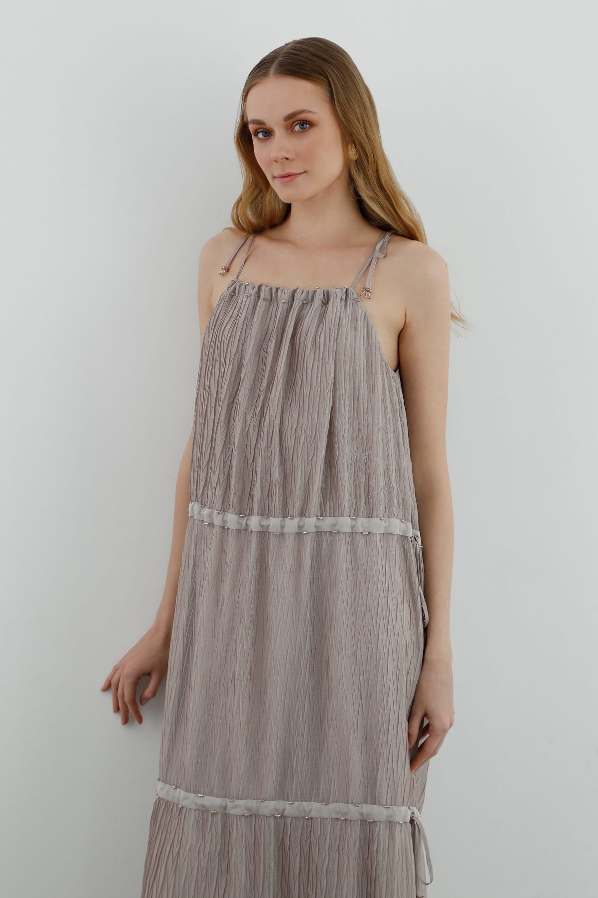 Boyundan Bağlamalı Büzülebilir Katmanlı Uzun Elbise