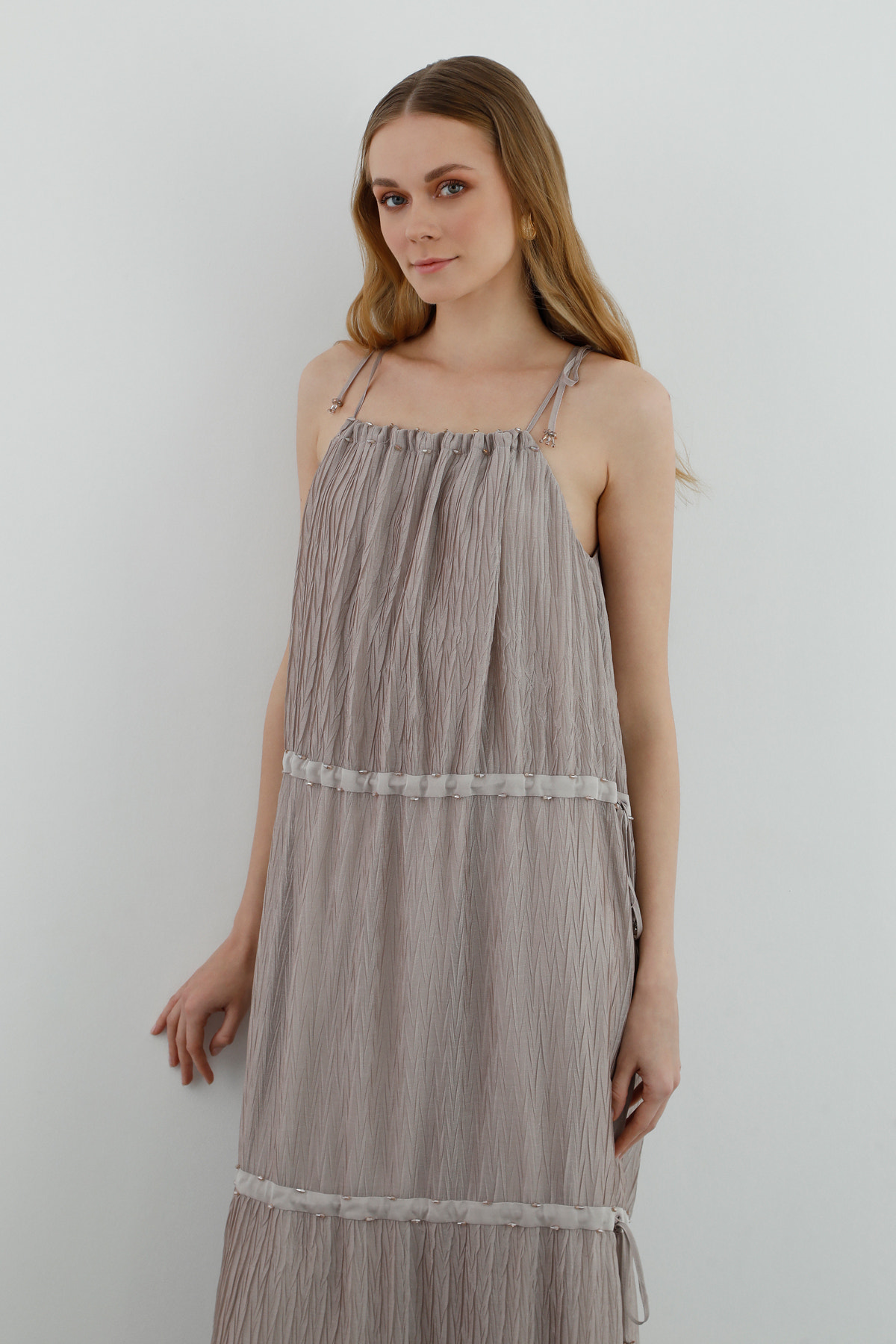 Boyundan Bağlamalı Büzülebilir Katmanlı Uzun Elbise