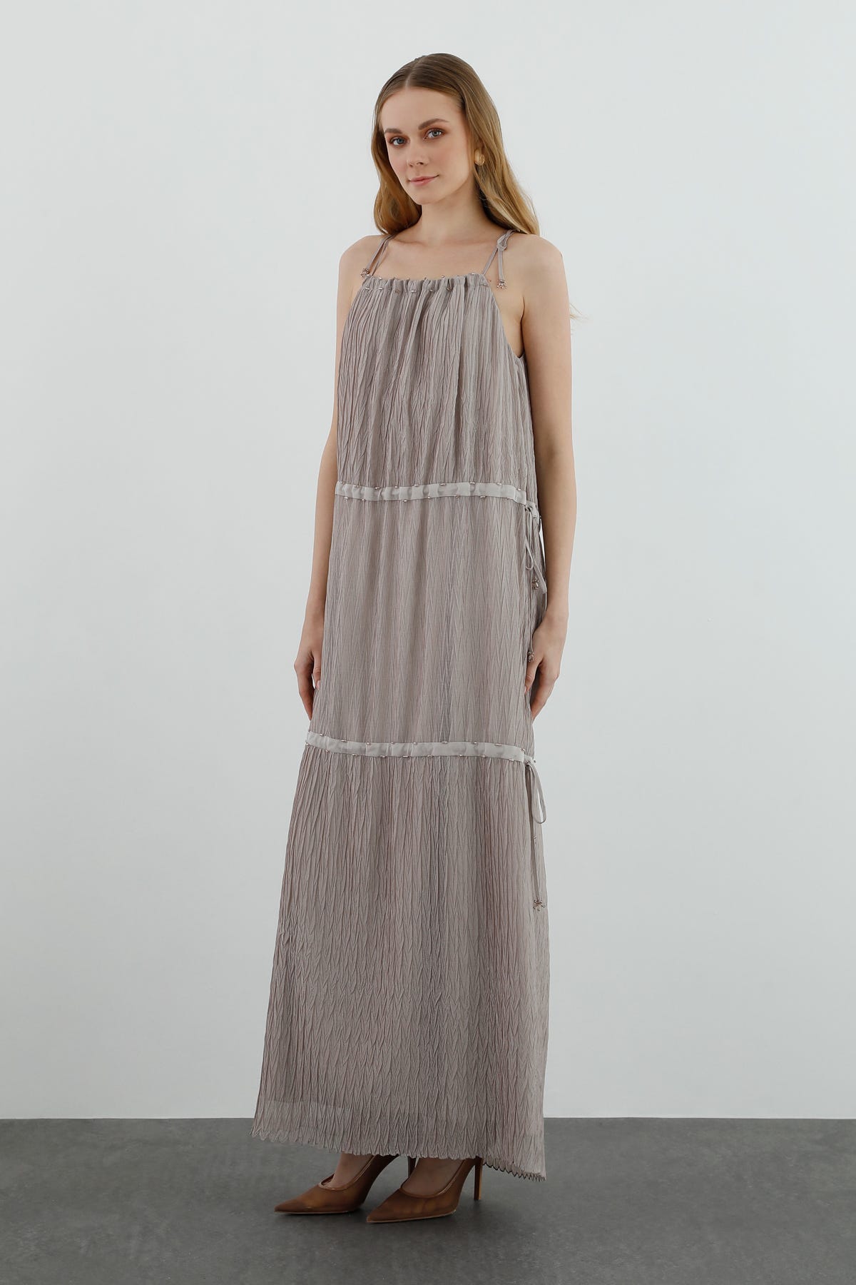 Boyundan Bağlamalı Büzülebilir Katmanlı Uzun Elbise