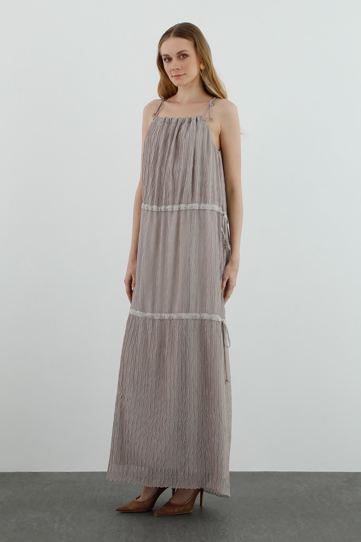 Boyundan Bağlamalı Büzülebilir Katmanlı Uzun Elbise