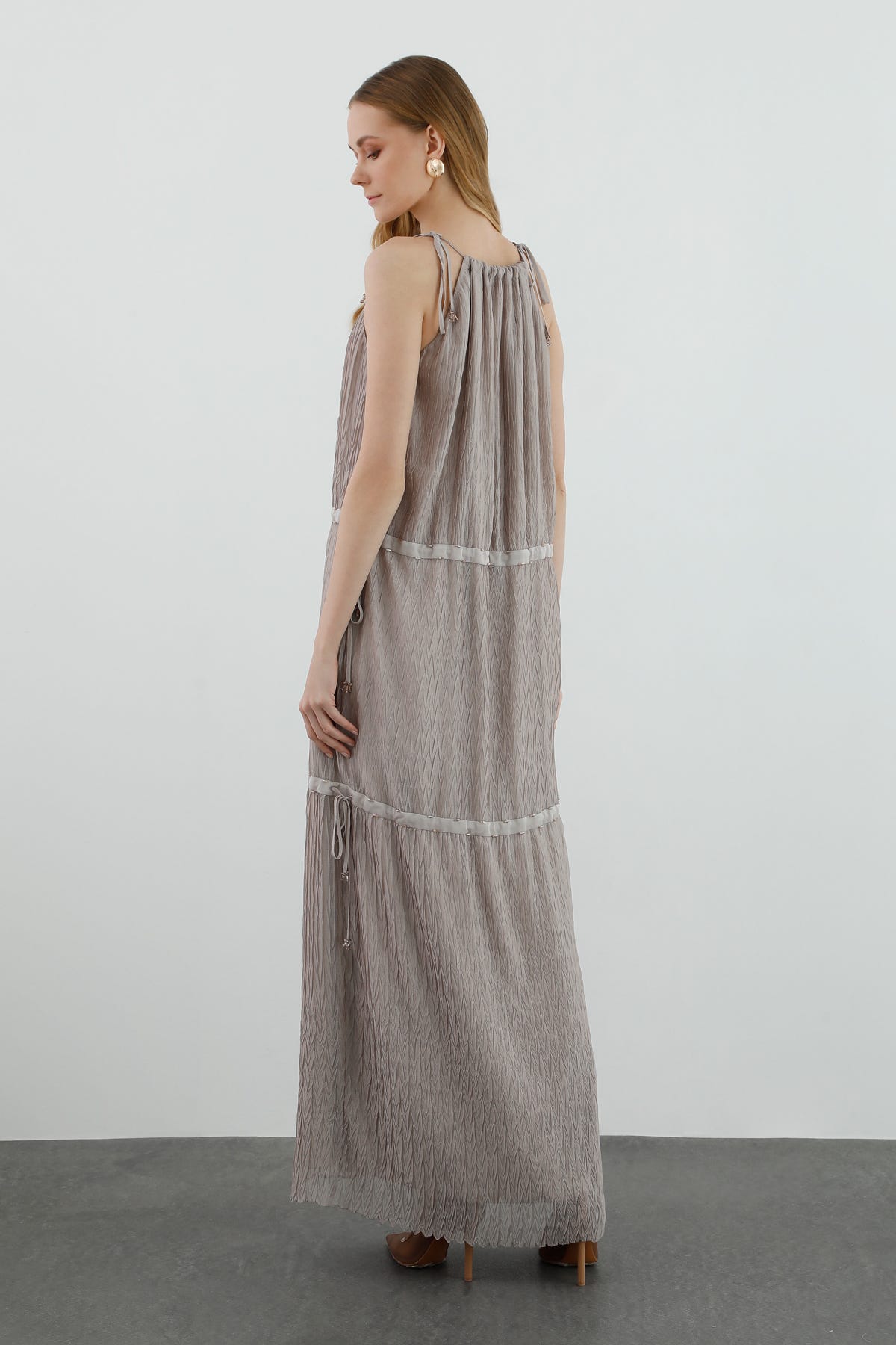 Boyundan Bağlamalı Büzülebilir Katmanlı Uzun Elbise