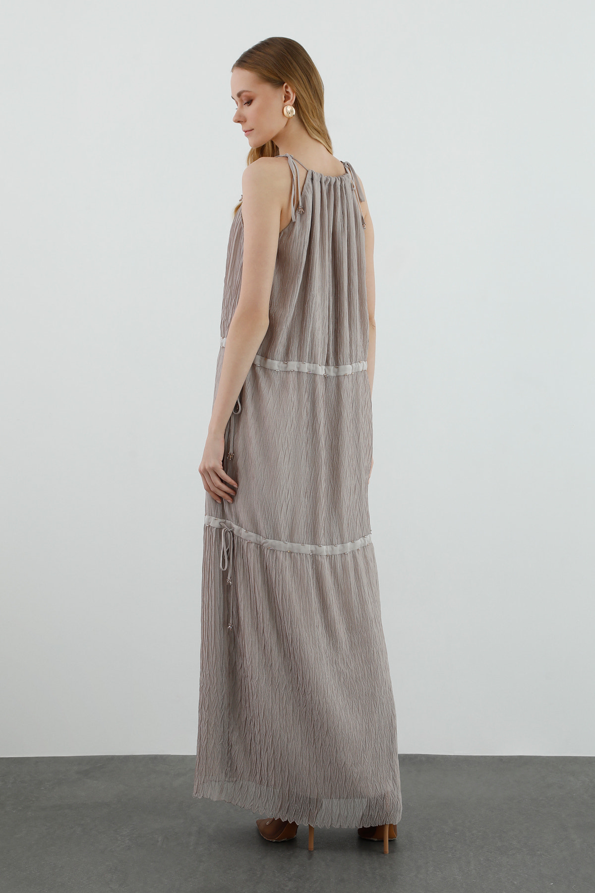Boyundan Bağlamalı Büzülebilir Katmanlı Uzun Elbise
