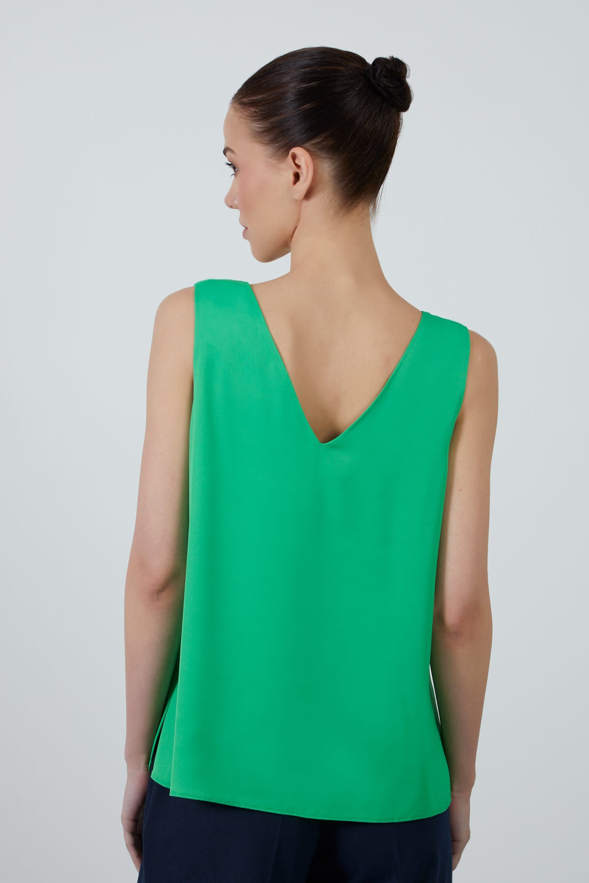 V Yaka Dökümlü Saten Yeşil Kolsuz Bluz