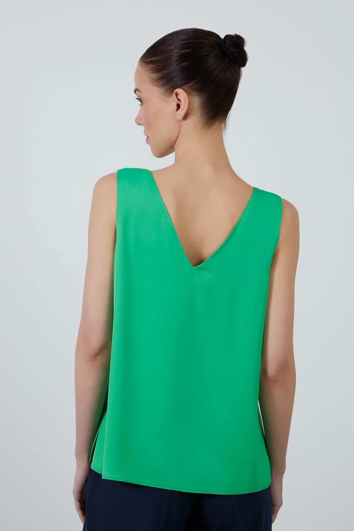 V Yaka Dökümlü Saten Yeşil Kolsuz Bluz