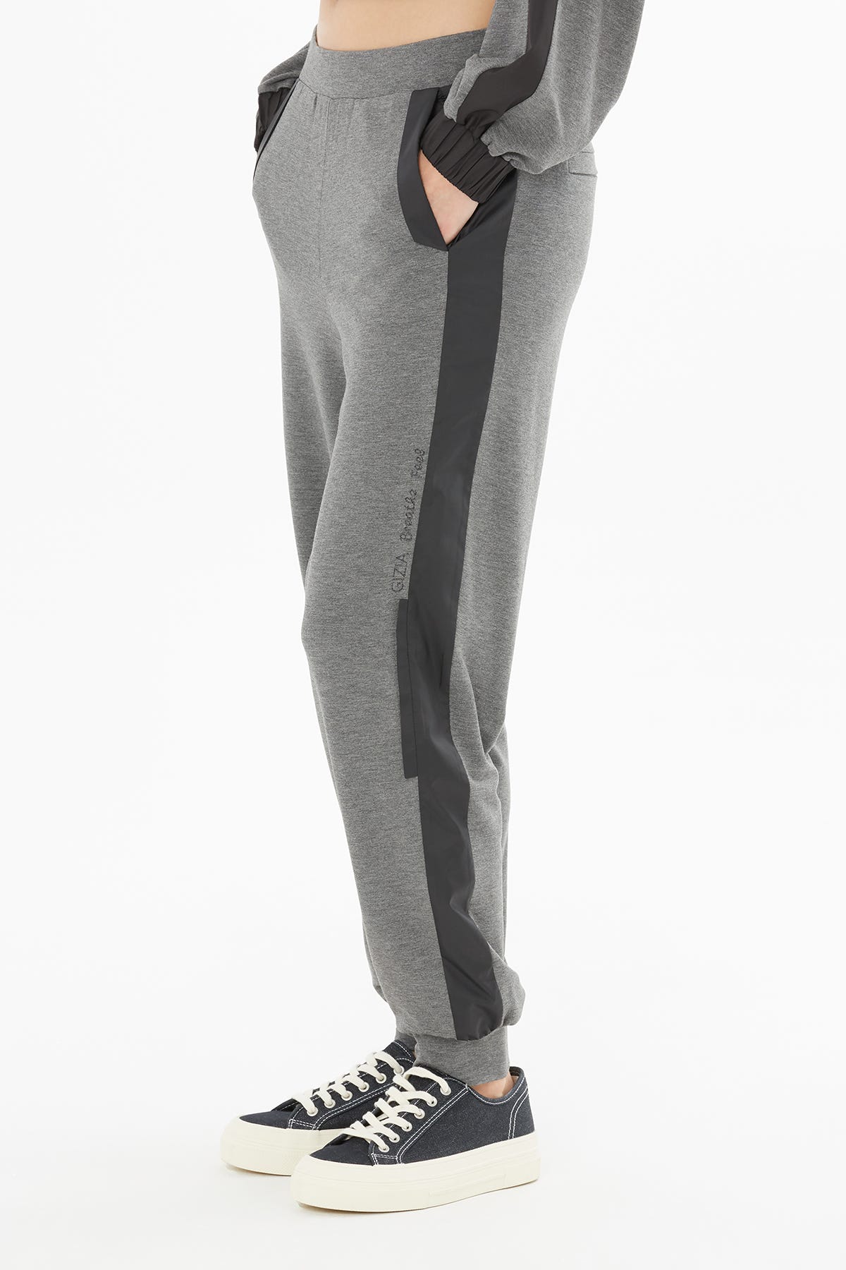 Kontast Detaylı Nakışlı Eşofman Altı