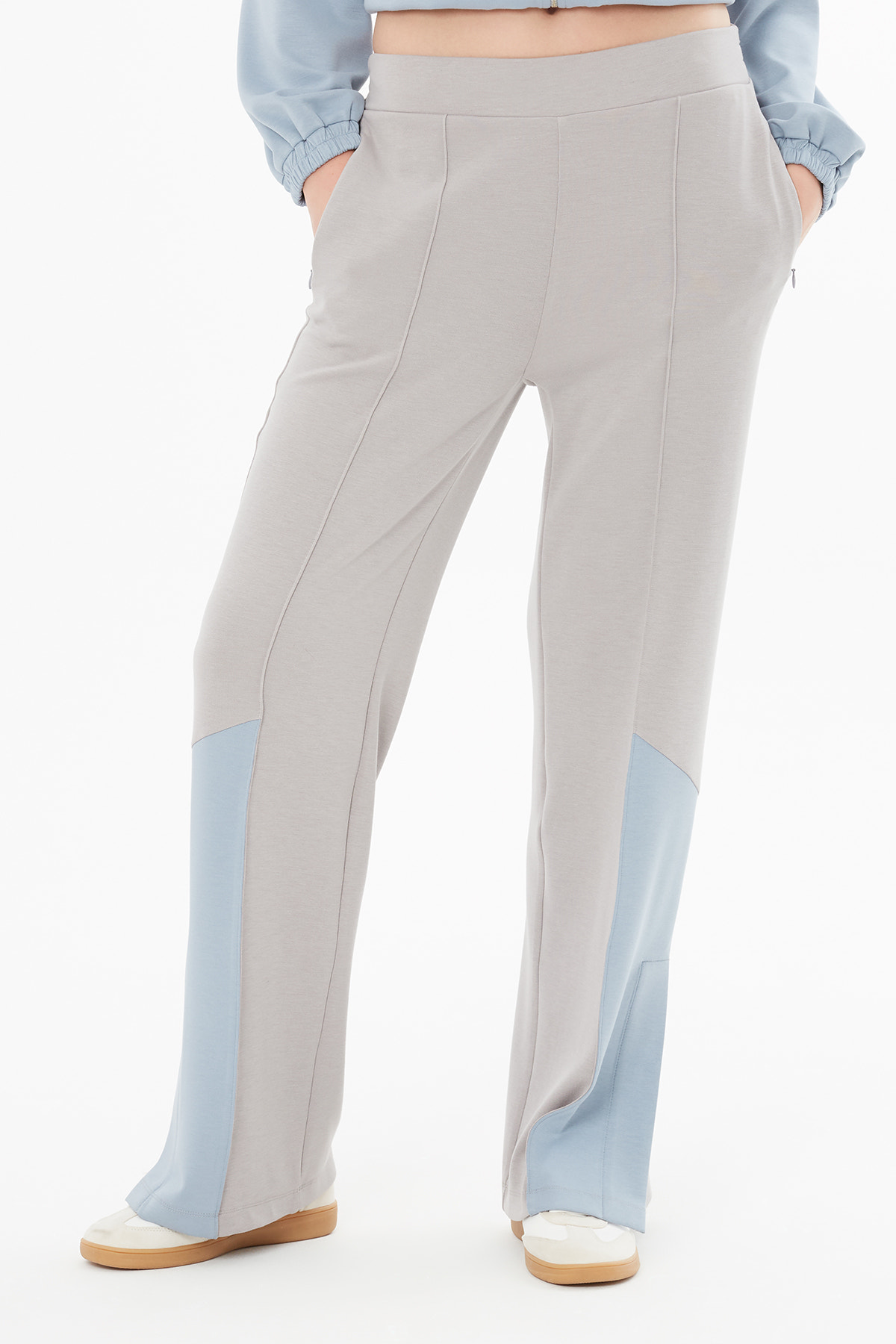 Kontrast Paça Detaylı Yırtmaçlı Eşofman Altı