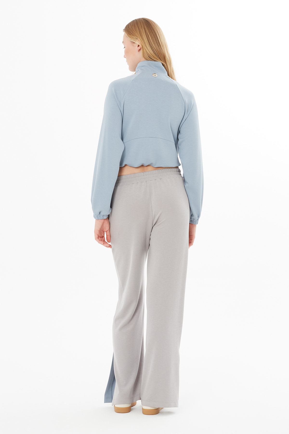 Kontrast Paça Detaylı Yırtmaçlı Eşofman Altı