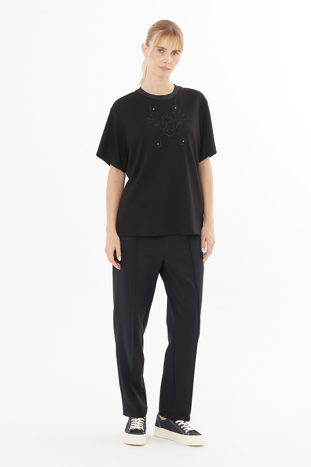 Nakış Detaylı Aksesuarlı T-shirt