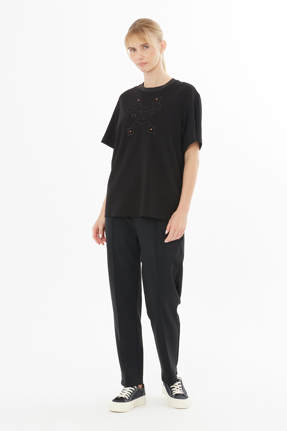 Nakış Detaylı Aksesuarlı T-shirt