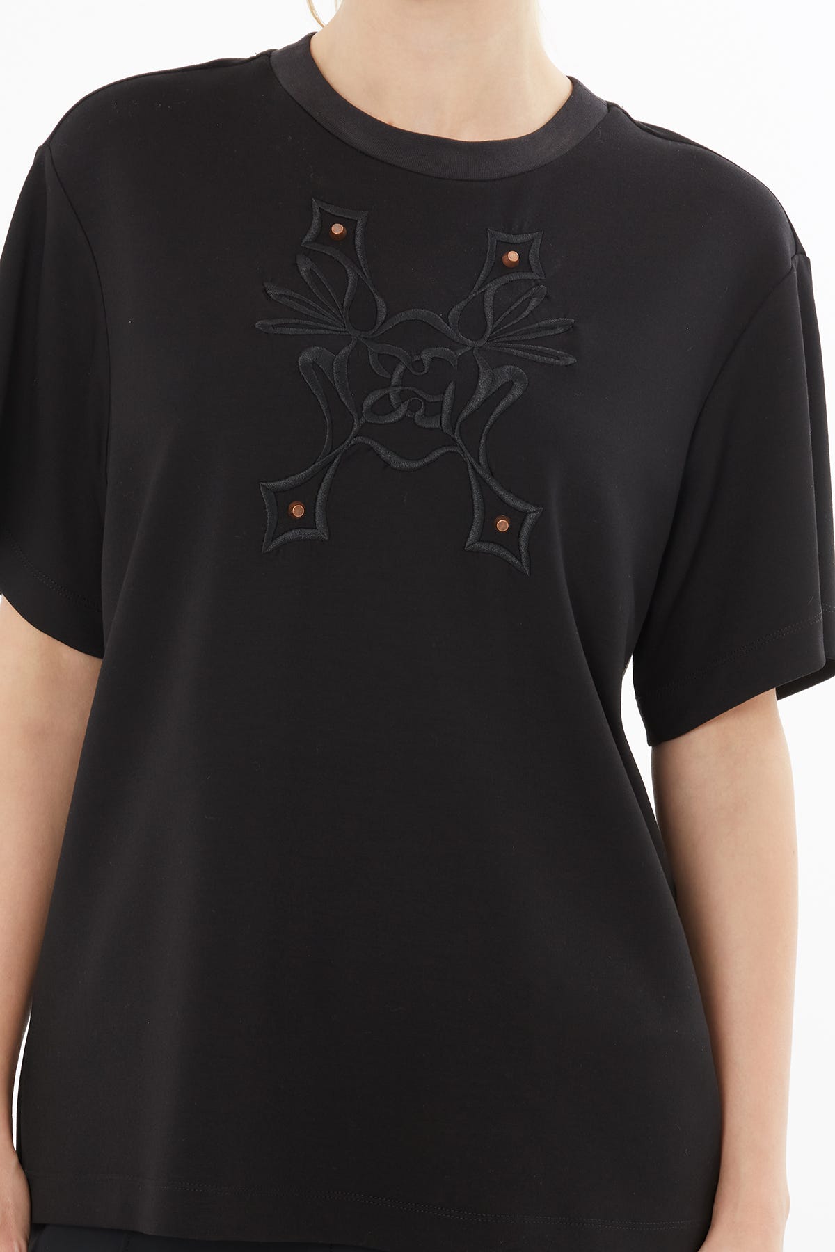 Nakış Detaylı Aksesuarlı T-shirt