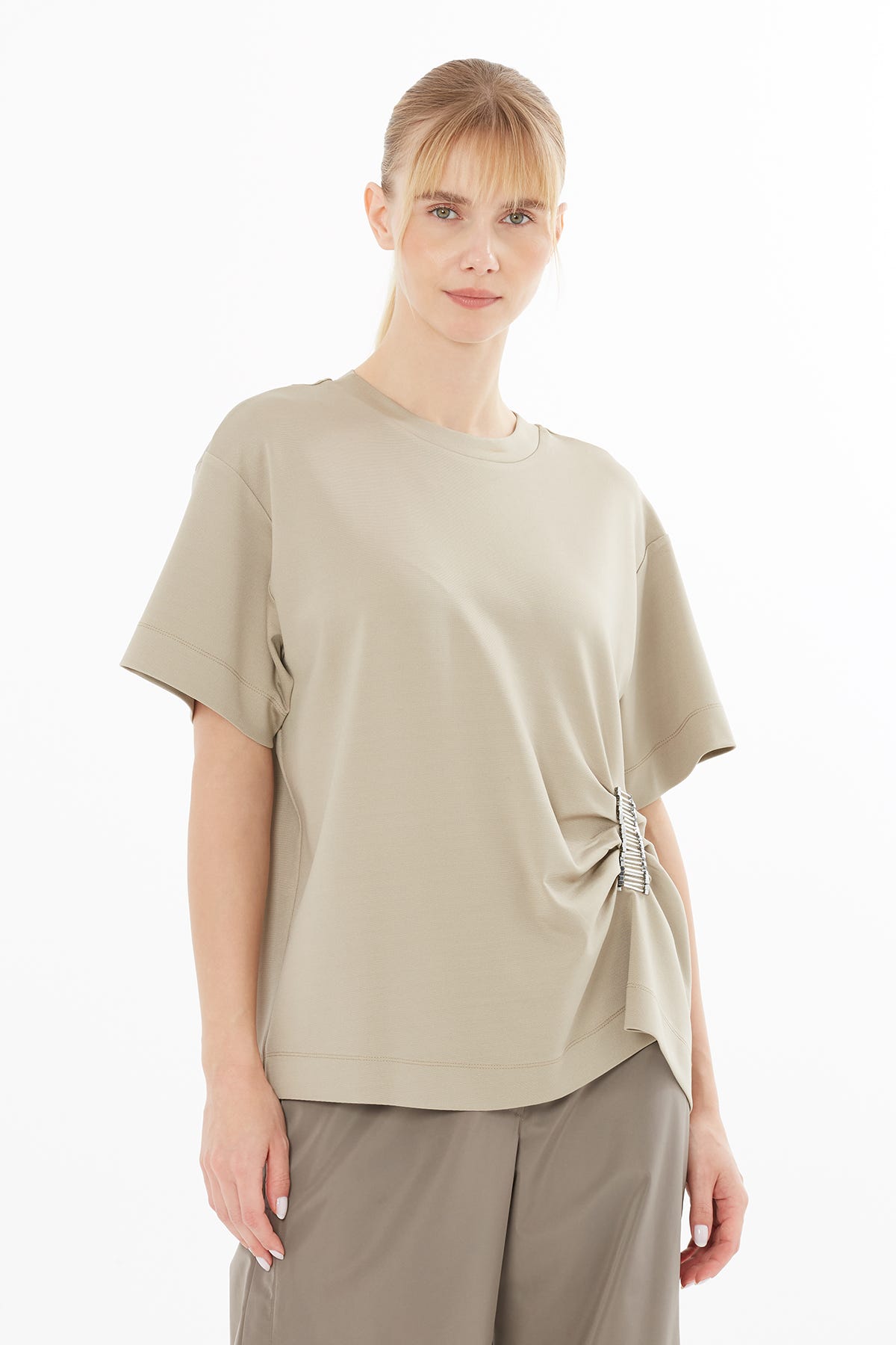 Beli İşleme Detaylı Büzgülü T-Shirt