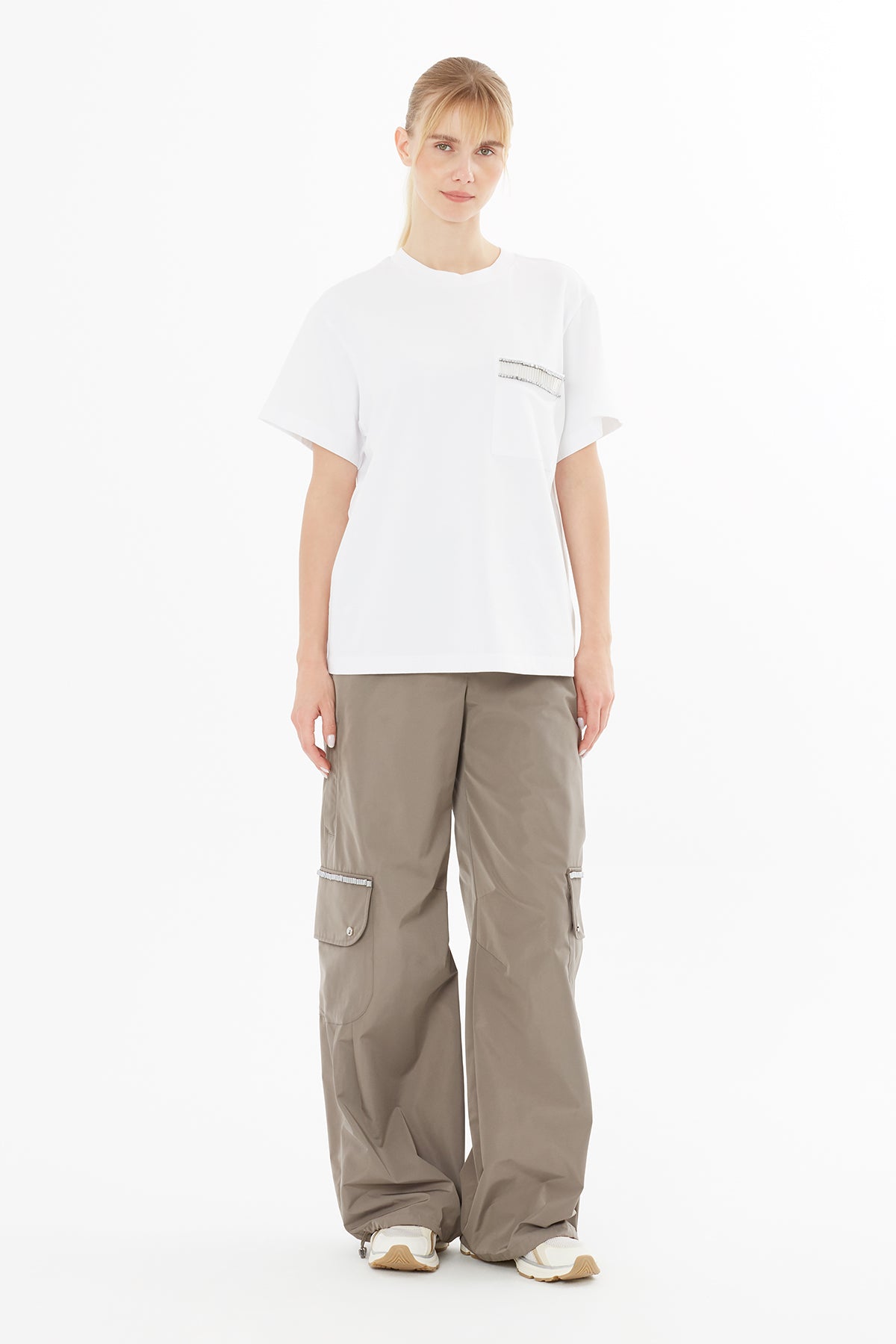 Cep Detayı Aksesuar İşlemeli T-Shirt