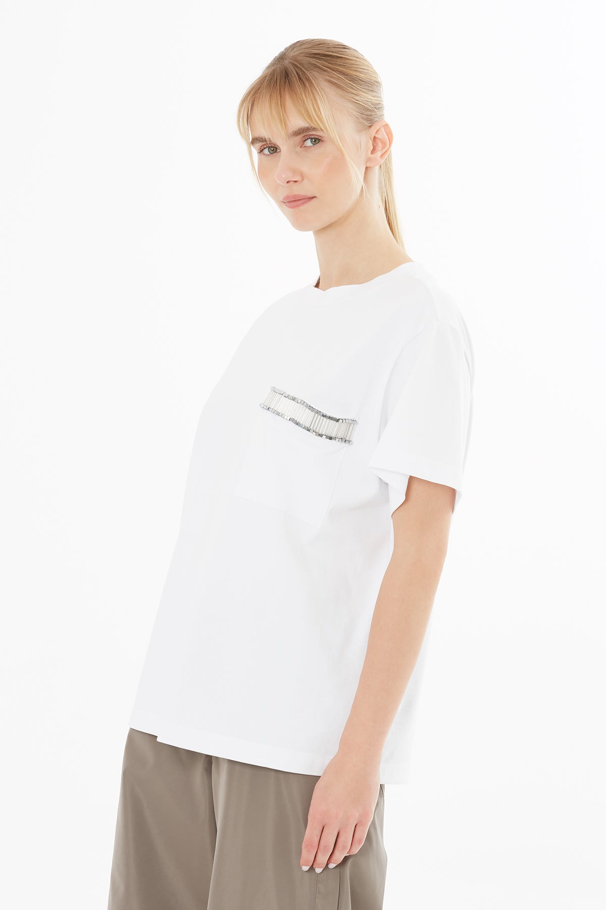 Cep Detayı Aksesuar İşlemeli T-Shirt