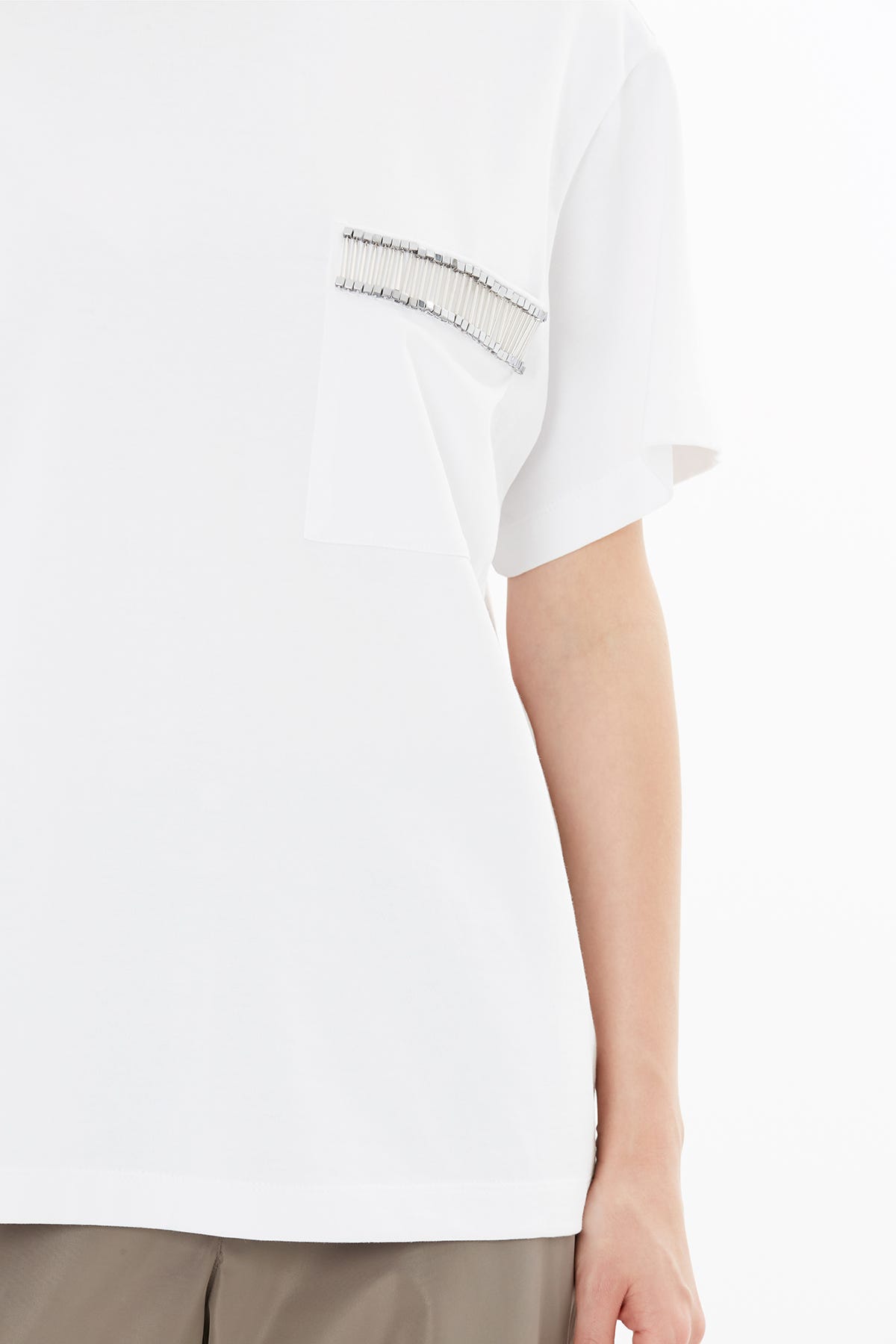 Cep Detayı Aksesuar İşlemeli T-shirt