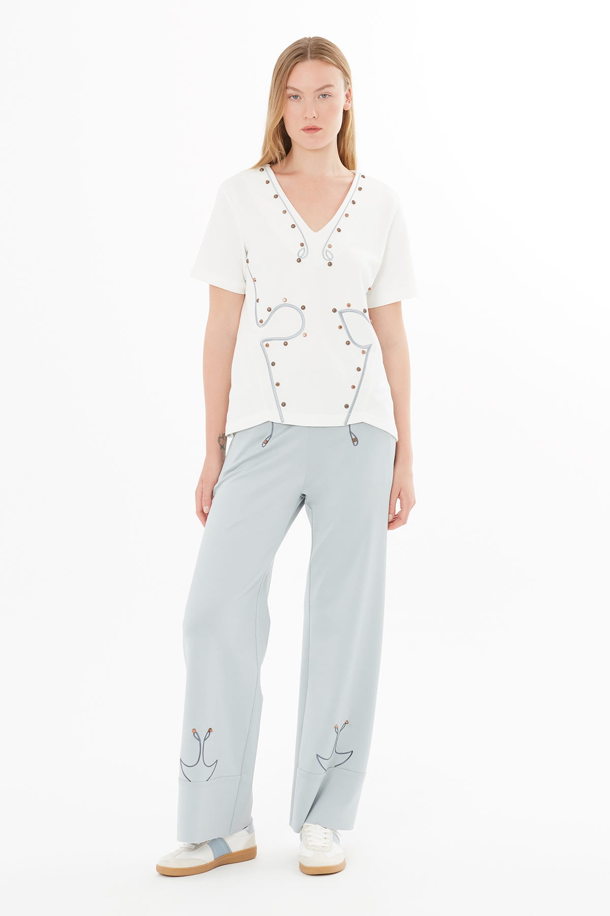 Aksesuarlı Nakışlı V Yaka T-shirt