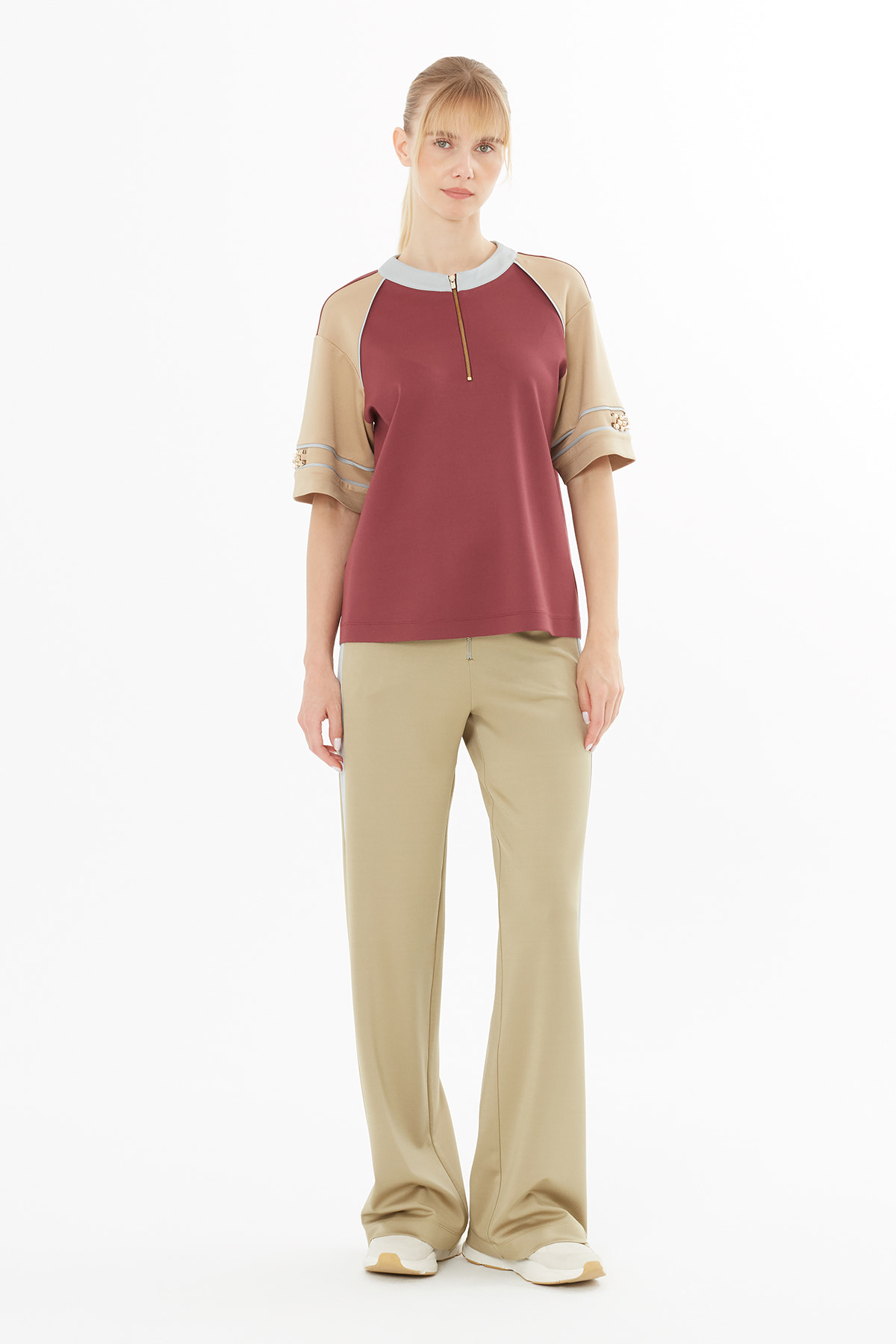 Yakası Fermuarlı Kolları Aksesuarlı T-Shirt