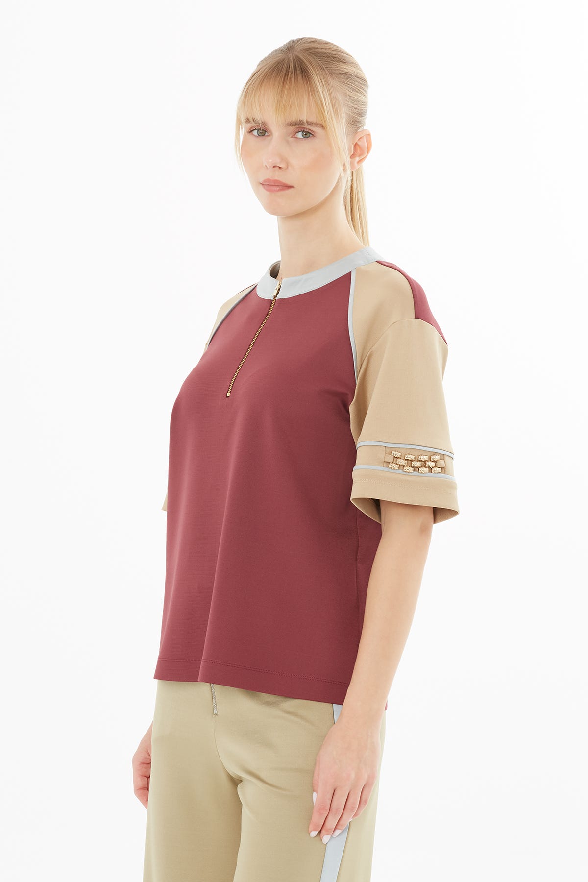 Yakası Fermuarlı Kolları Aksesuarlı T-Shirt