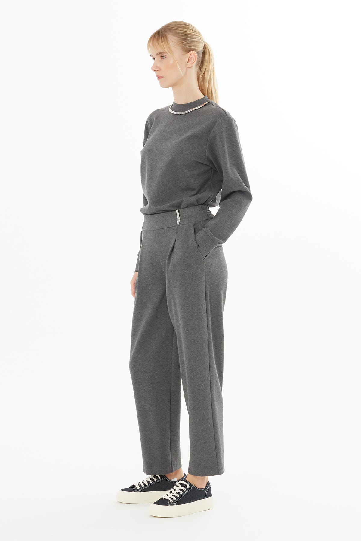 Yakası Aksesuar İşlemeli Uzun Kollu Sweatshirt