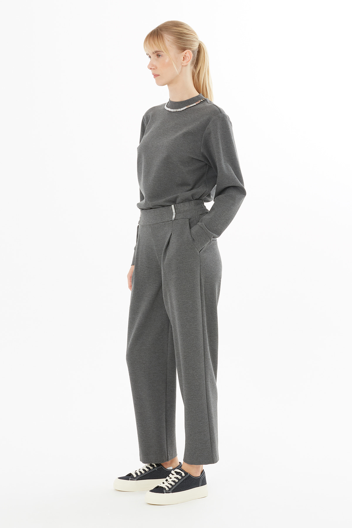 Yakası Aksesuar İşlemeli Uzun Kollu Sweatshirt