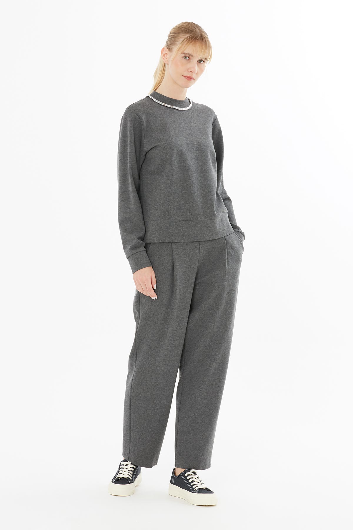 Yakası Aksesuar İşlemeli Uzun Kollu Sweatshirt