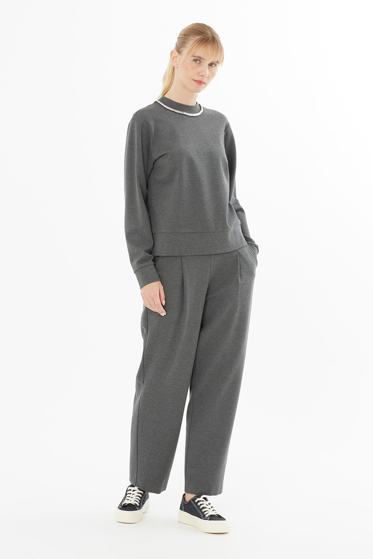 Yakası Aksesuar İşlemeli Uzun Kollu Sweatshirt