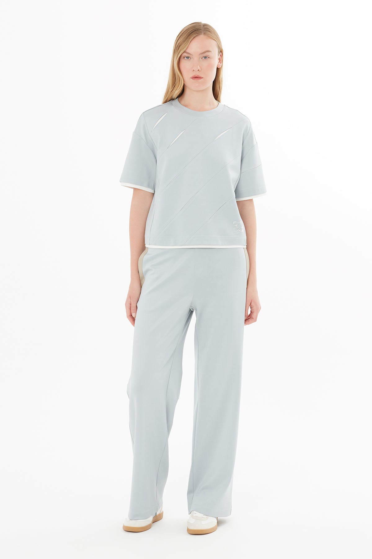 Kesik Detaylı Garnili Bluz