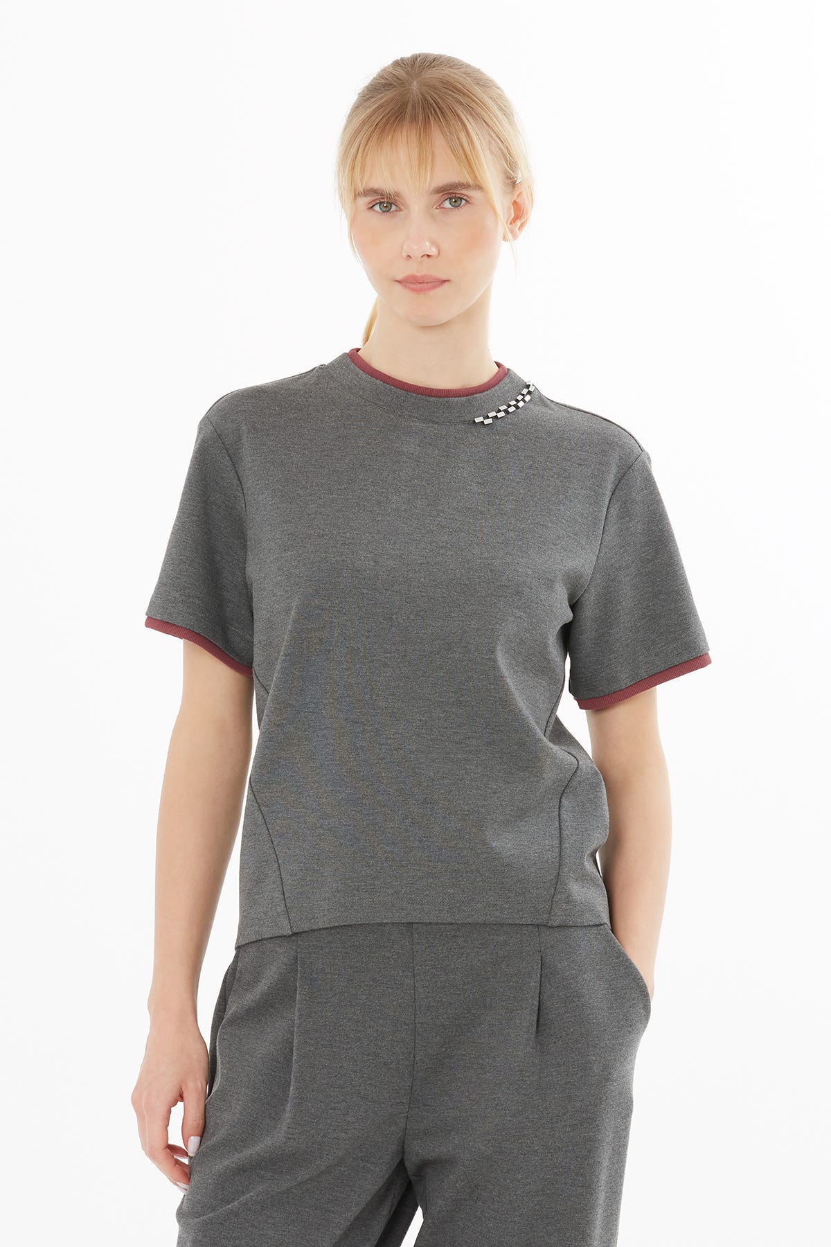 Uzun Kol Üstüne Kısa Kol Detaylı Aksesuarlı T-shirt