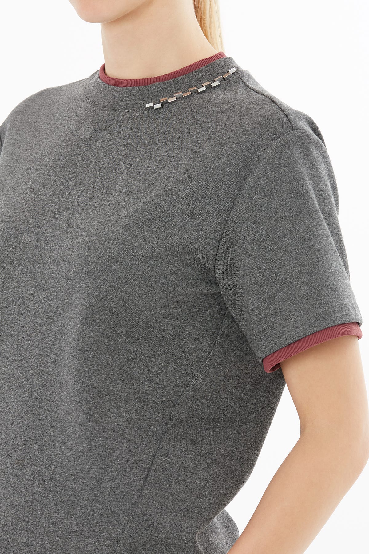 Uzun Kol Üstüne Kısa Kol Detaylı Aksesuarlı T-shirt