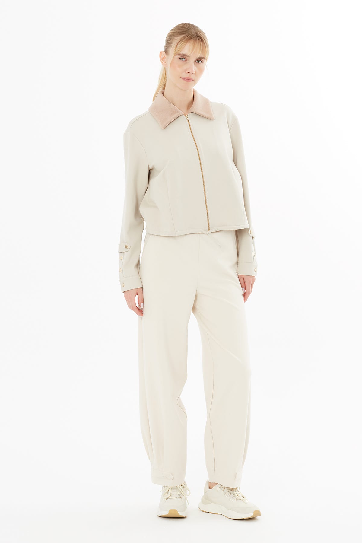 Yakası Triko Detaylı Ön Orta Apoletli Ceket