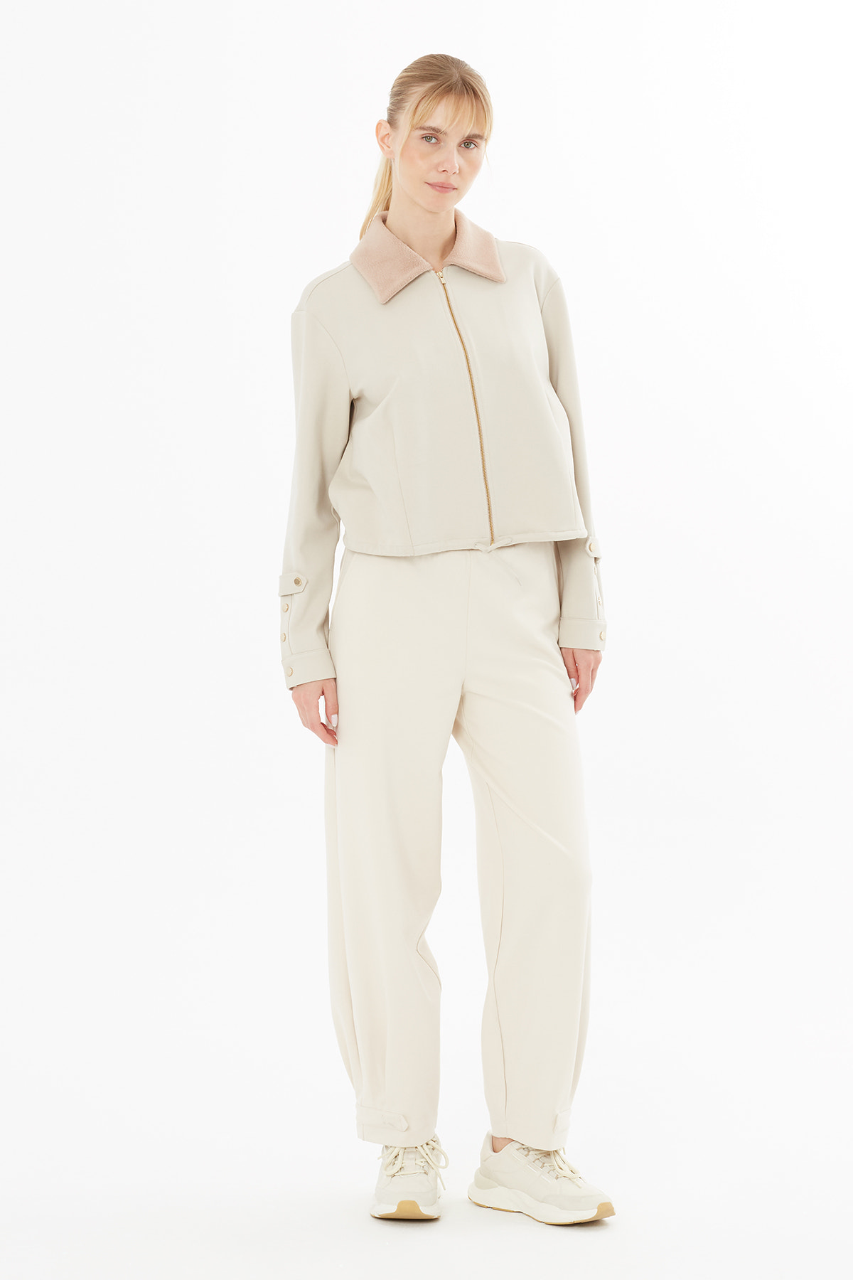 Yakası Triko Detaylı Ön Orta Apoletli Ceket