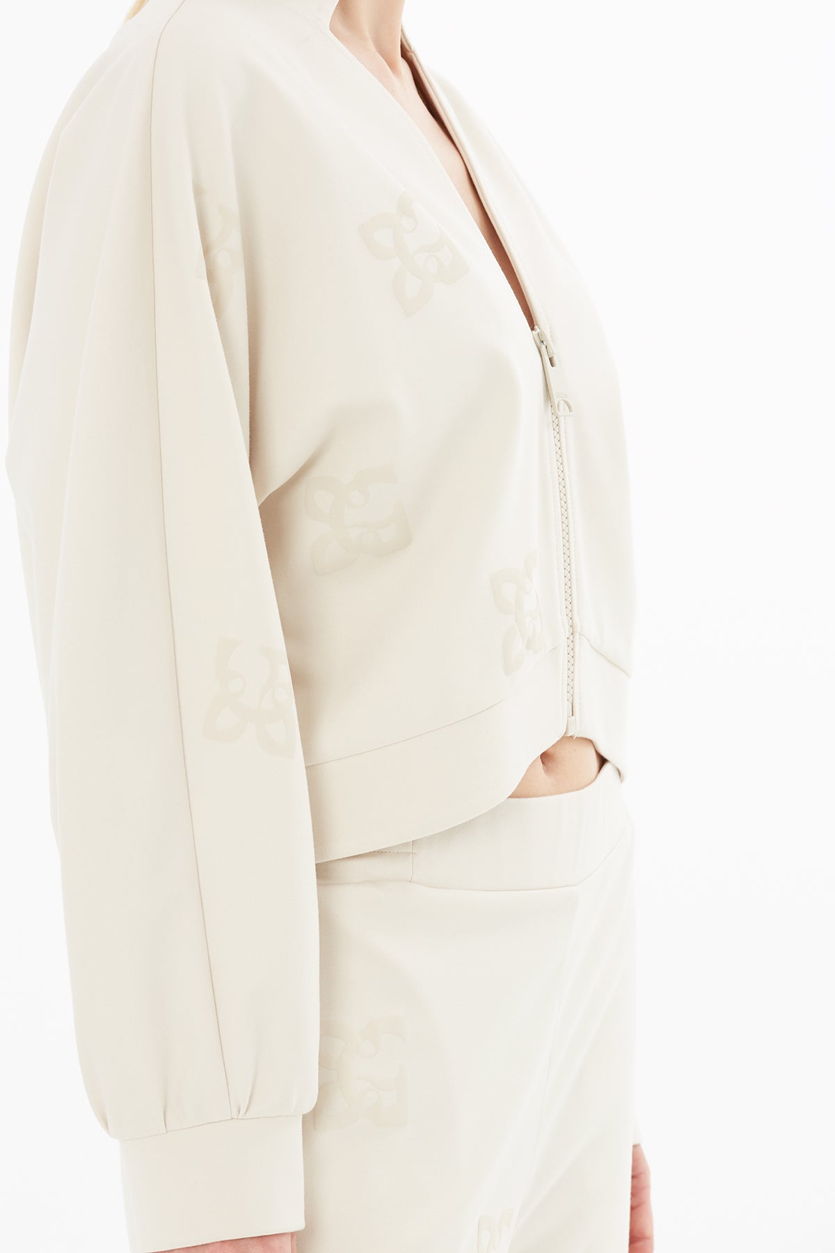 Yarasa Kollu Logo Baskılı Ceket