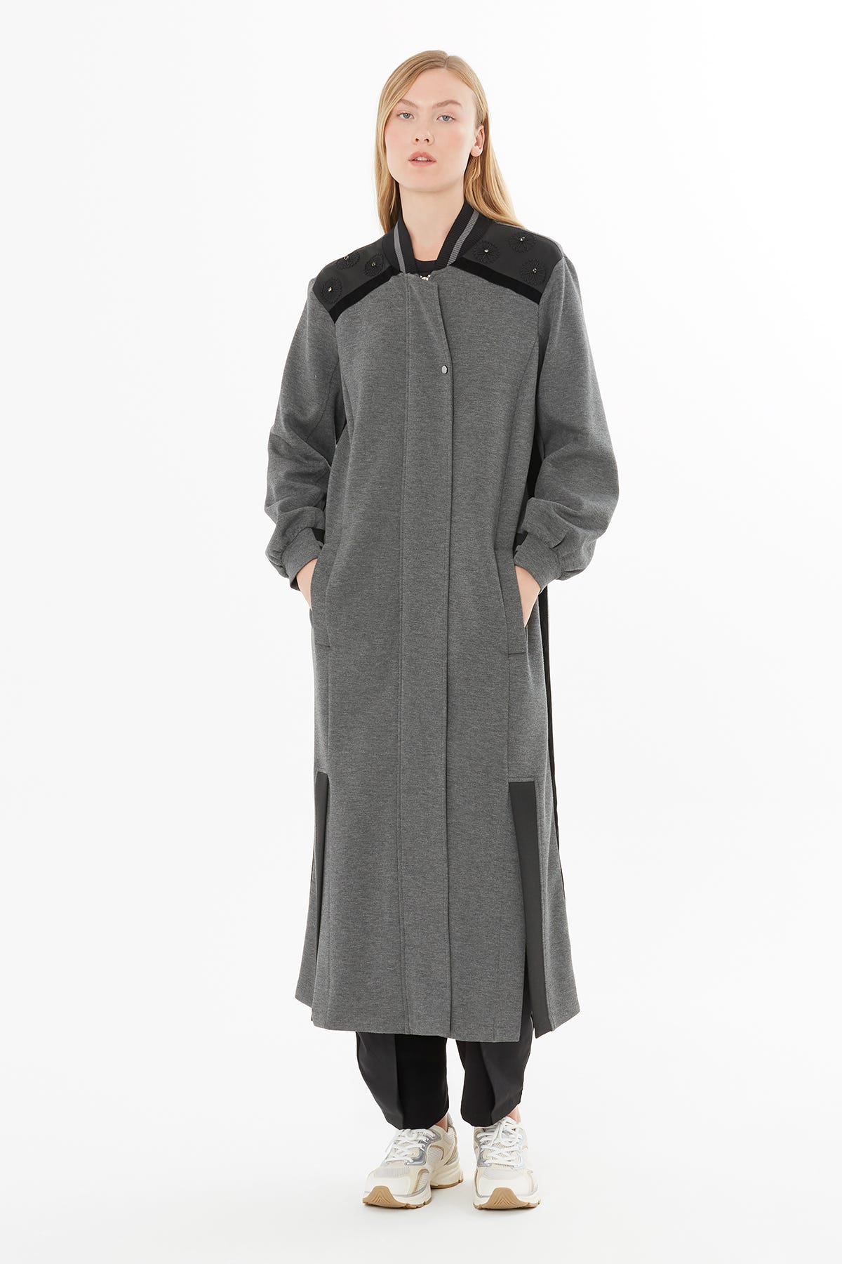 Kontras Detaylı Nakışlı Ceket