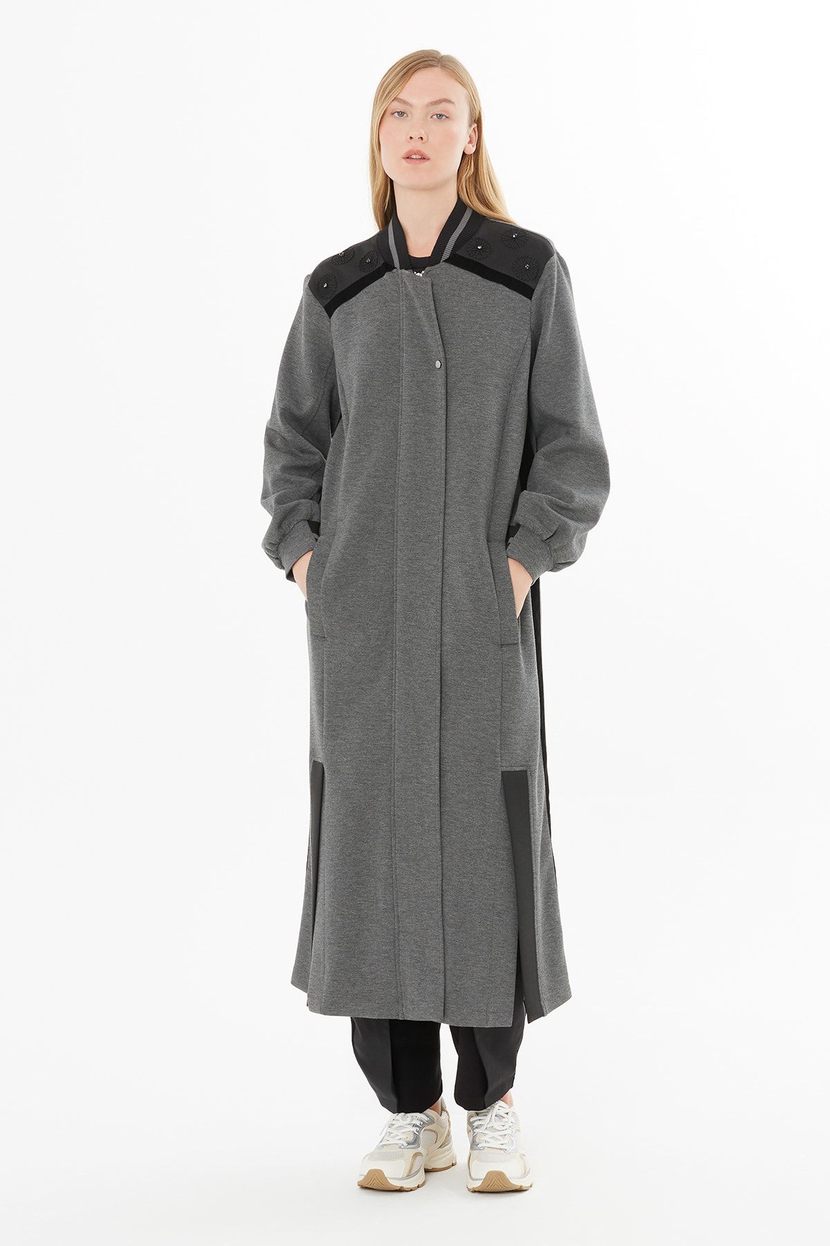 Kontras Detaylı Nakışlı Ceket