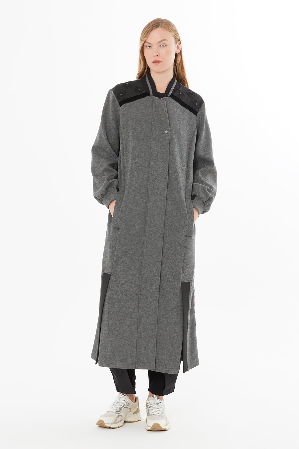 Kontras Detaylı Nakışlı Ceket