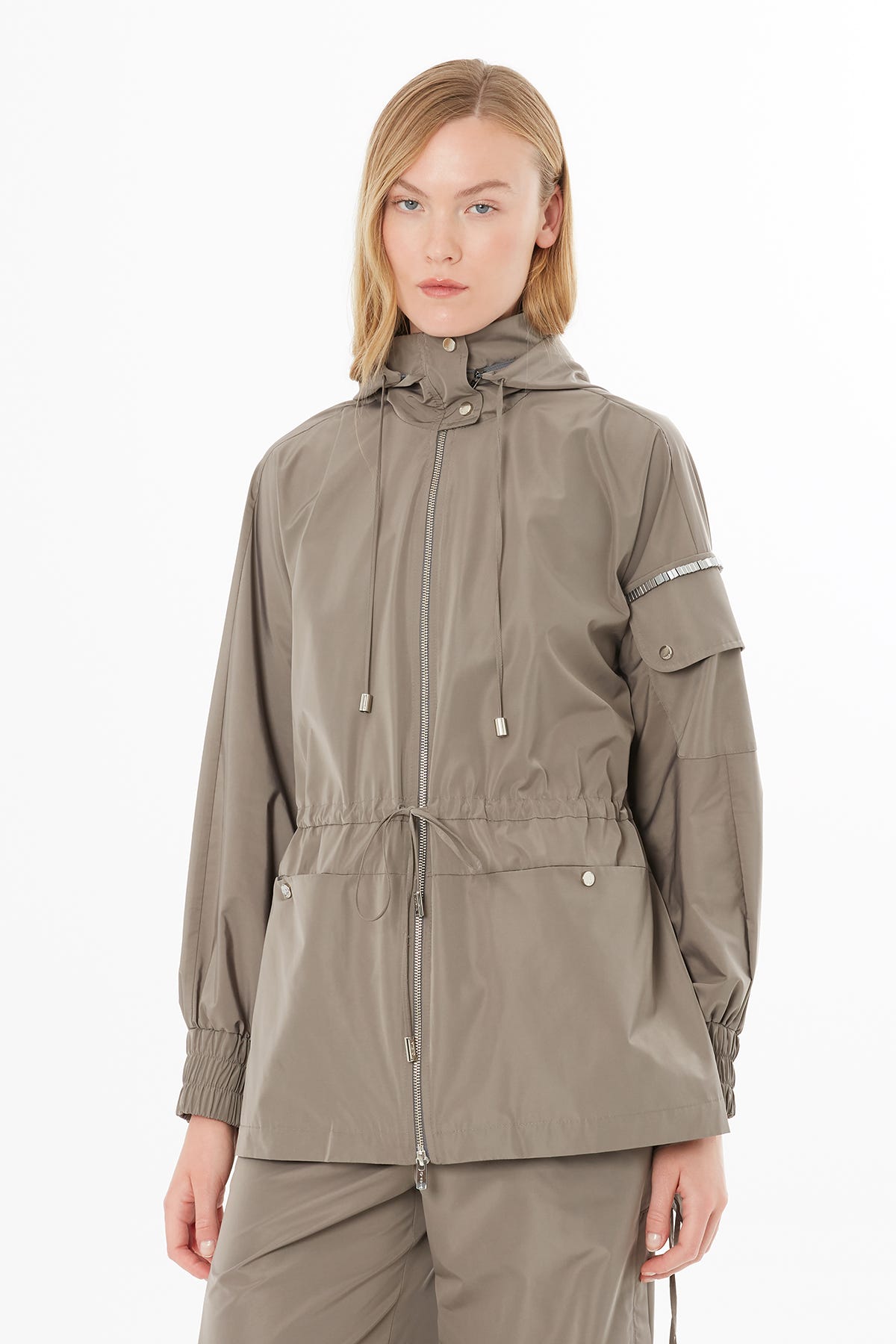 Beli Bağcıklı Büzgü Detaylı İşlemeli Yağmurluk