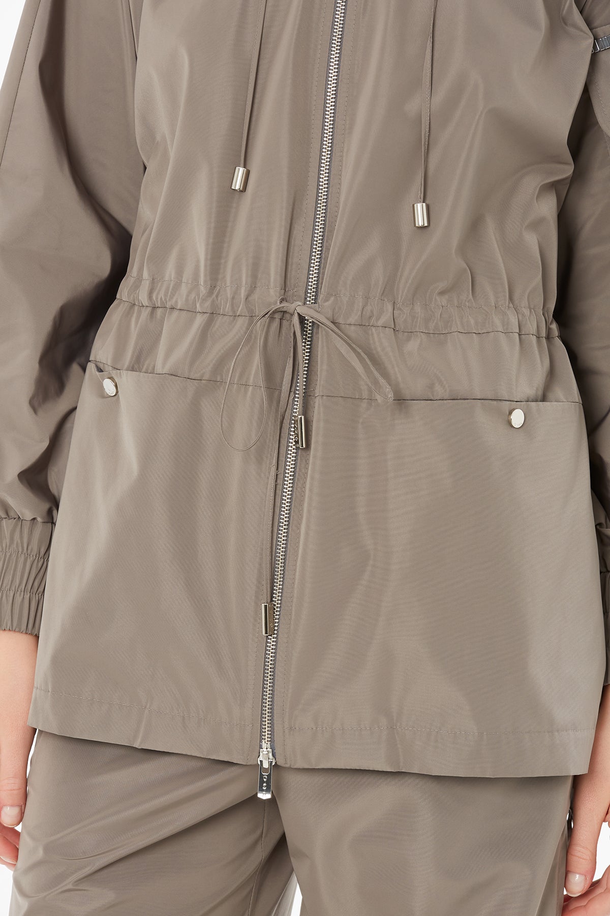 Beli Bağcıklı Büzgü Detaylı İşlemeli Yağmurluk