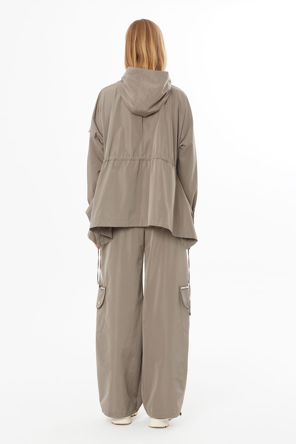 Beli Bağcıklı Büzgü Detaylı İşlemeli Yağmurluk