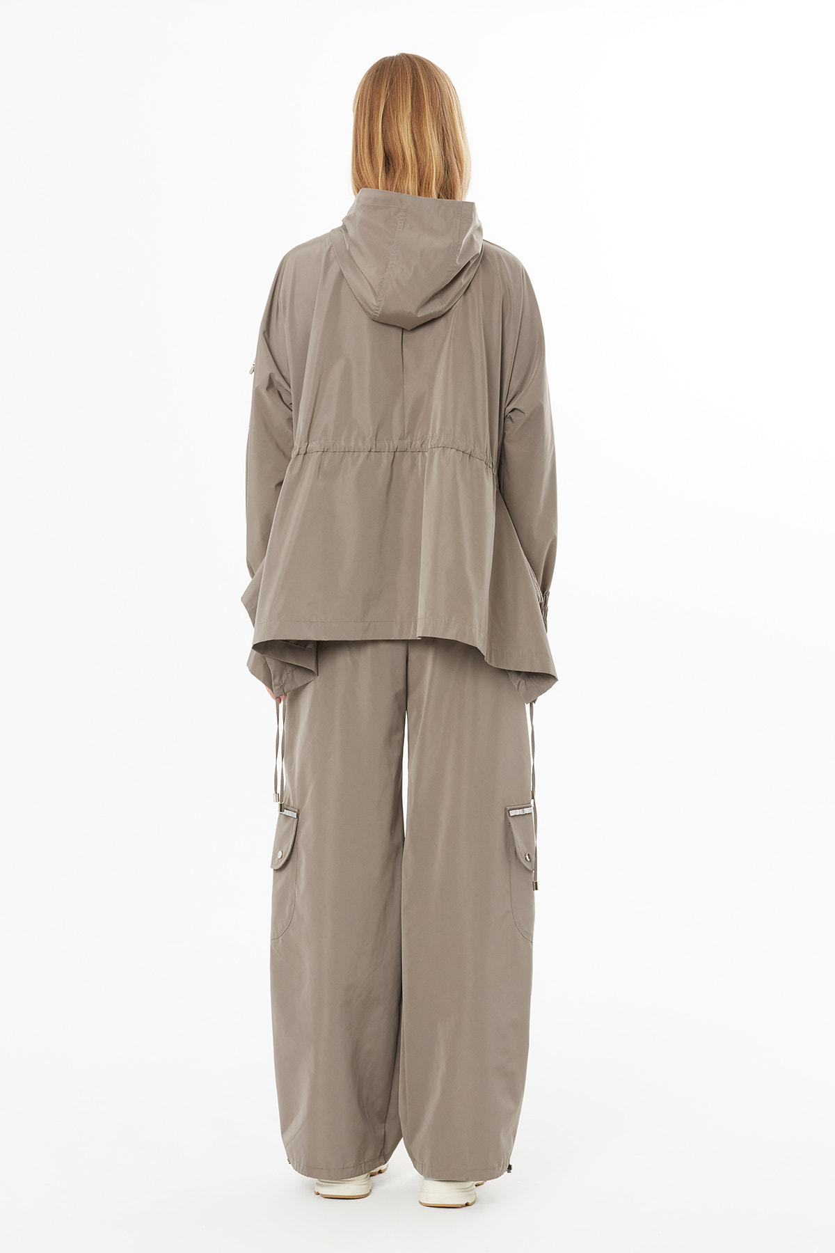 Beli Bağcıklı Büzgü Detaylı İşlemeli Yağmurluk