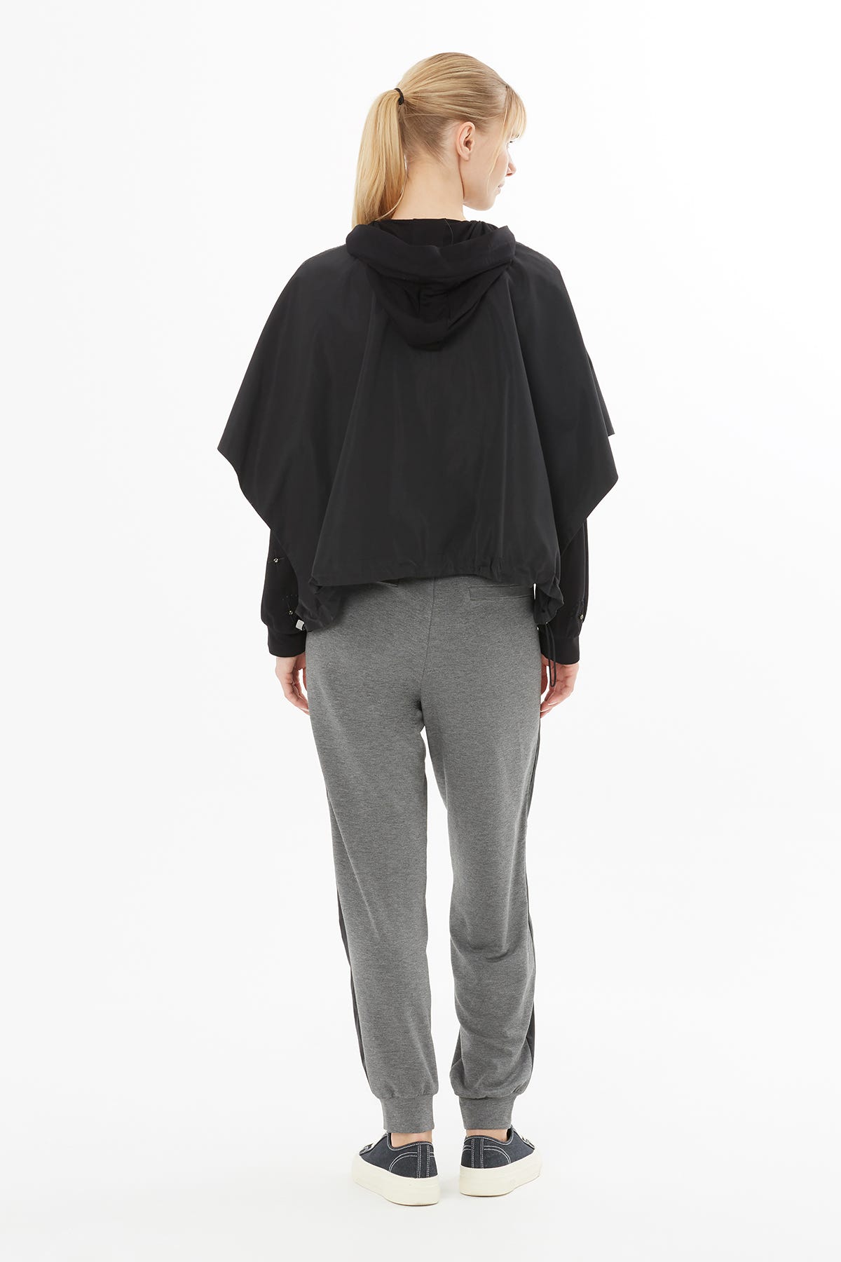 Nakış Üzeri İşleme Detaylı Yağmurluk