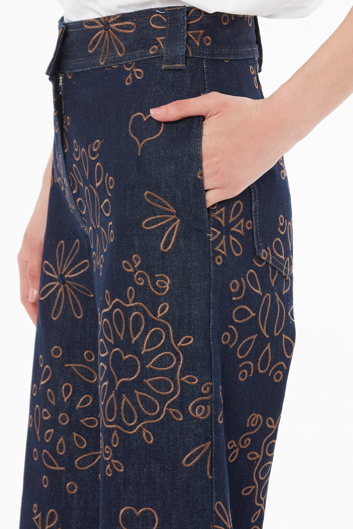 Fermuar Kapamalı Nakışlı Pantolon