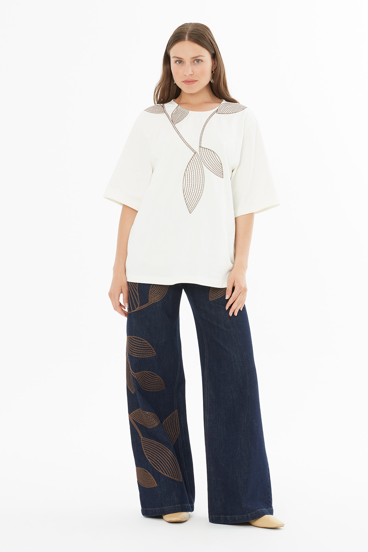 Yaprak Motifli Nakışlı T-shirt