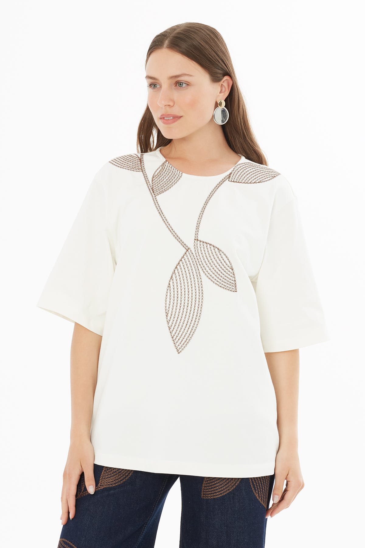 Yaprak Motifli Nakışlı T-shirt